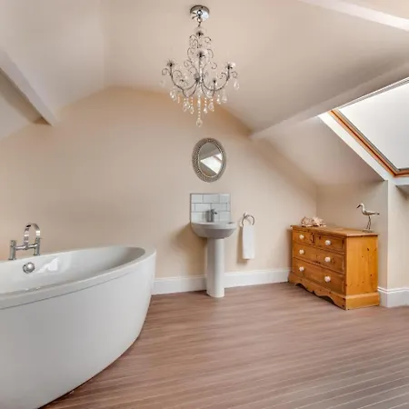 Holiday home 4 Bed In Oc-w461 *