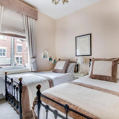 4 Bed In Oc-w461 Whitby